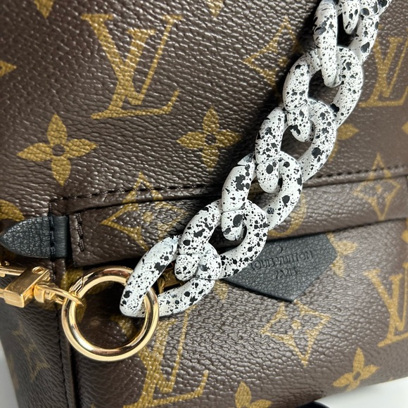 Acrylic soft touch rubber coated chain link strap charm black & white speckled - Picture 5 of 5